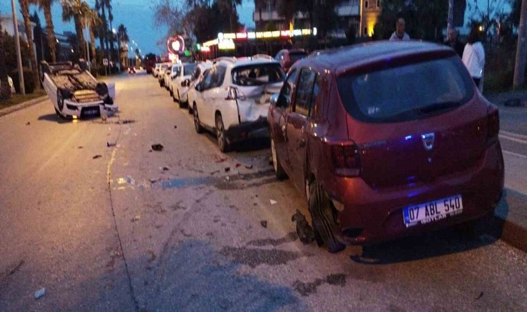 Park halindeki araçlara çarptıktan sonra takla atan otomobilden çıkan sürücü kaçtı