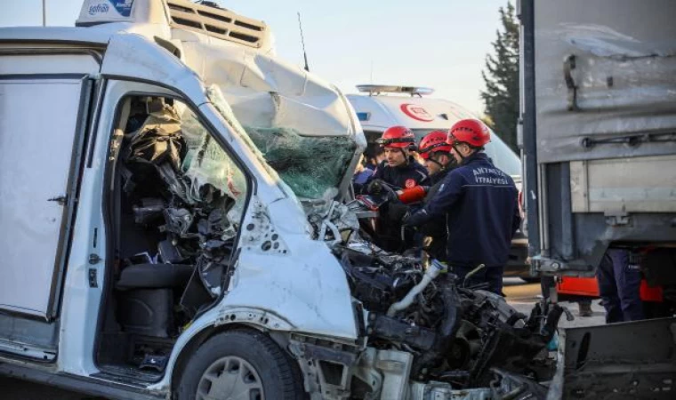 Park halindeki TIR’a çarpan minibüsün sürücüsü öldü