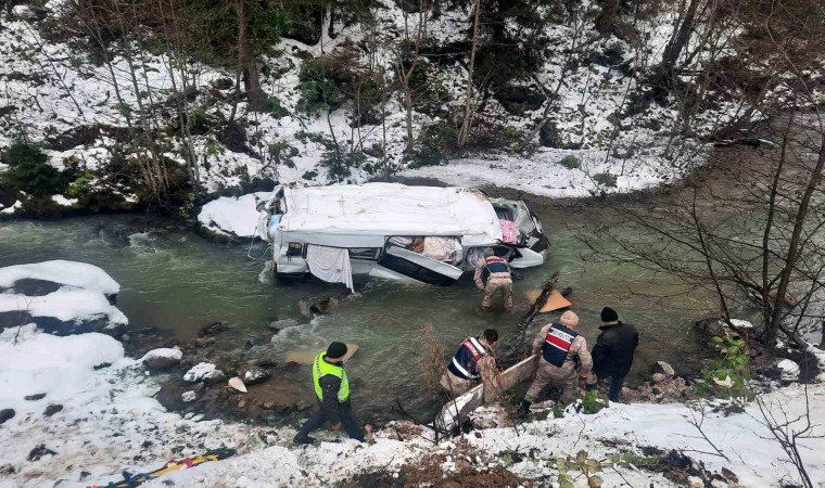 Pazara giden konfeksiyon yüklü minibüs dereye yuvarlandı: 1 yaralı