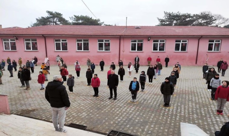 Pehlivanköydeki okullarda şehitlerimiz için saygı duruşu