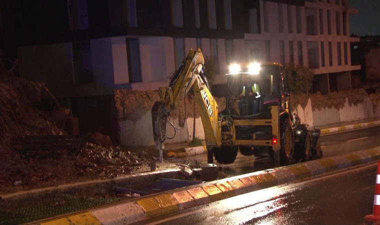 Pendikte aşırı yağış nedeniyle istinat duvarı çöktü