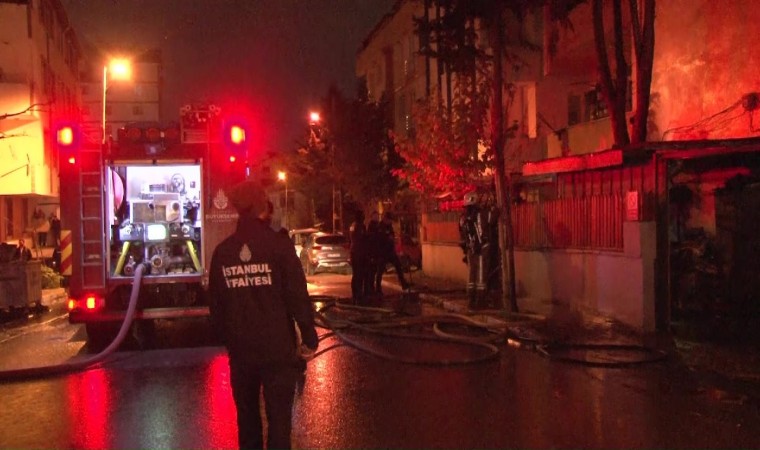 Pendikte doğal gaz borusu patladı, çıkan alevler nedeniyle iki katlı bina tahliye edildi