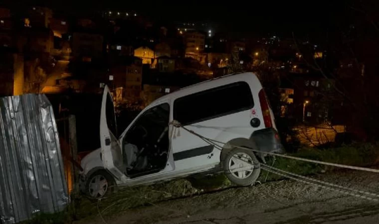 Pendik’te hafif ticari aracı inşaat alanına düşmekten tel örgüler kurtardı