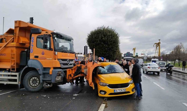 Pendikte İBBye ait kar küreme aracı ticari taksiye çarptı: 3 yaralı