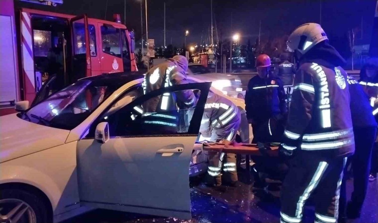 Pendikte virajı alamayan ehliyetsiz sürücü otomobile çarptı: 1 yaralı