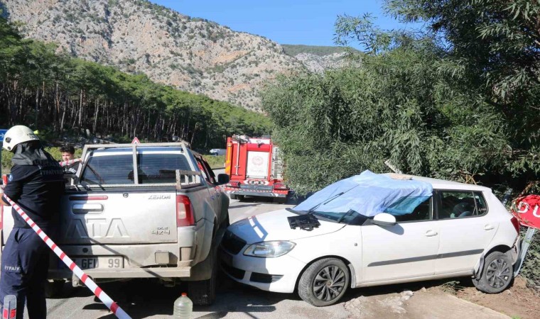 Piknik yolundaki feci kazada 1 kişi öldü, olay yerine koşan kızı gözyaşlarına boğuldu