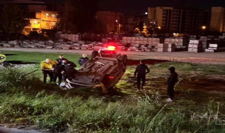 Polis aracı, yol kenarındaki arsaya devrildi; 3 yaralı