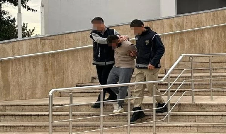 Polis aracına çarpan kaçak göçmen dolu hafif ticari aracın sürücüsü tutuklandı