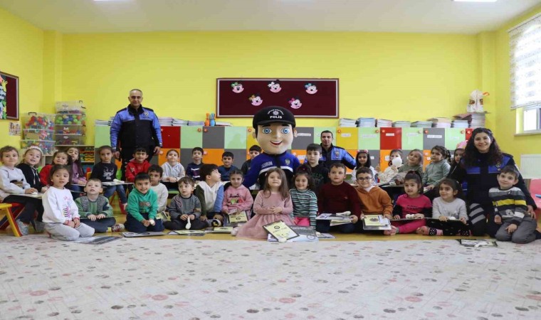 Polis çocukları ve gençleri unutmuyor