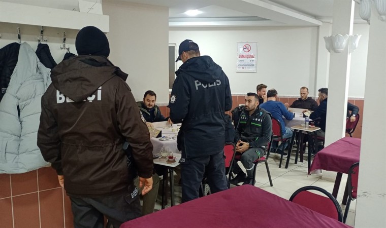 Polis ekipleri aranan 3 şahsı yakaladı