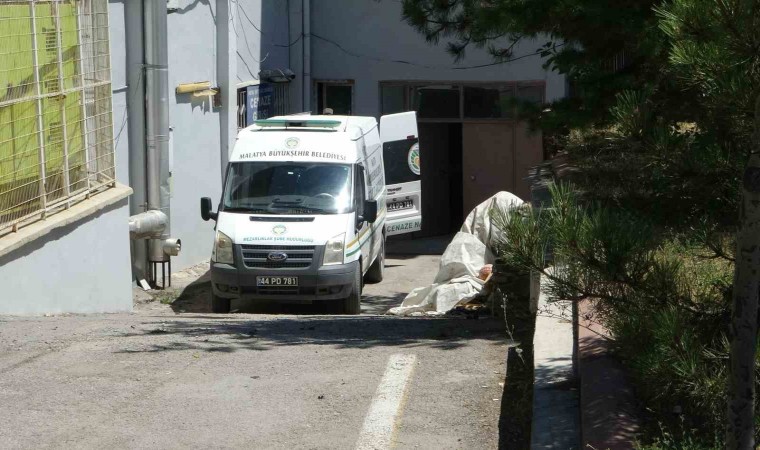 Pres makinesinin arasında kalan işçi öldü