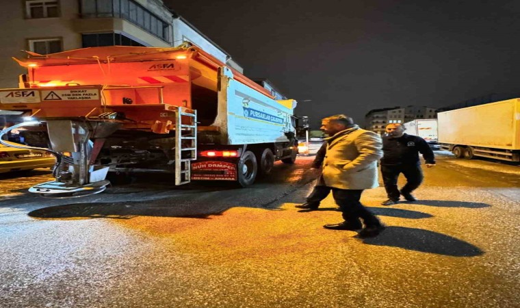 Pursaklar Belediyesinden buzlanmaya karşı önlem