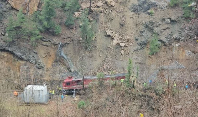 Raydan çıkan tren için kaldırma çalışması; ekipler vagonlar ile gidiyor