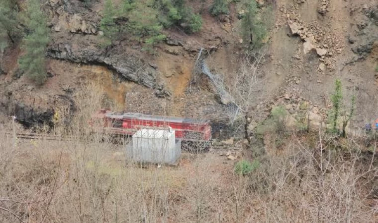 Raydan çıkan tren için kaldırma çalışması; ekipler vagonlar ile gidiyor (2)