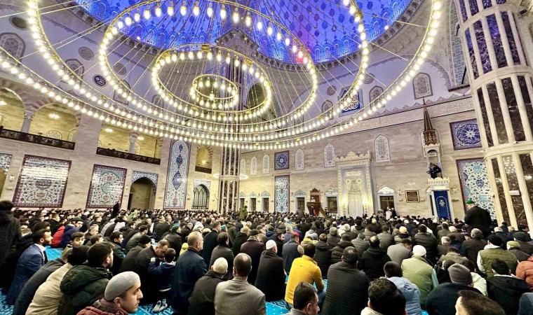 Regaip Kandilinde Abdülhamit Han Camii doldu taştı