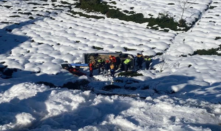 Rize’de hafif ticari araç şarampole yuvarlandı: 1 ölü