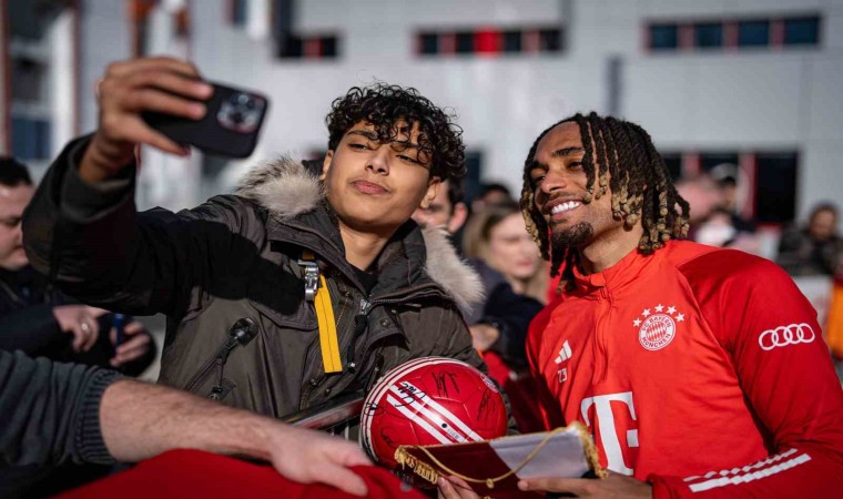 Sacha Boey, Bayern Münihte ilk antrenmanına çıktı