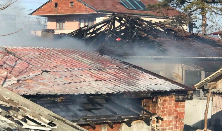 Sakaryada atölyedeki yangın mahalleliyi sokağa döktü