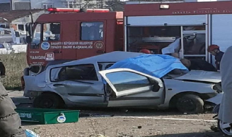 Sakarya’da iki otomobil kafa kafaya çarpıştı: 1 ölü, 2 yaralı