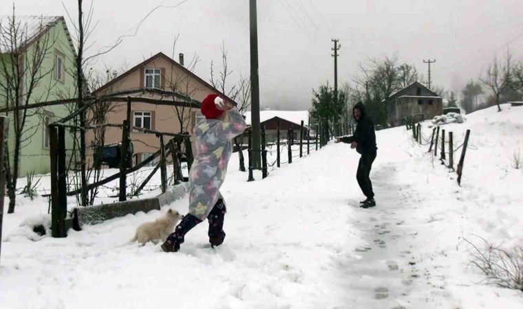 Sakaryanın o mahallesinde kar kalınlığı 45 santimetreye ulaştı