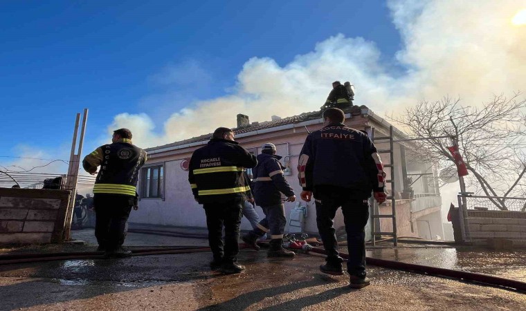 Samanlıkta yangın çıktı, mahalleli ve itfaiye seferber oldu