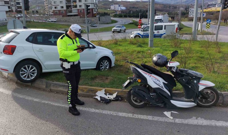 Samsunda otomobil ile motosiklet çarpıştı: 2 yaralı