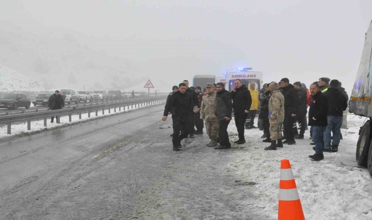 Sarıkamışta zincirleme kaza: 2 ölü, 8 yaralı