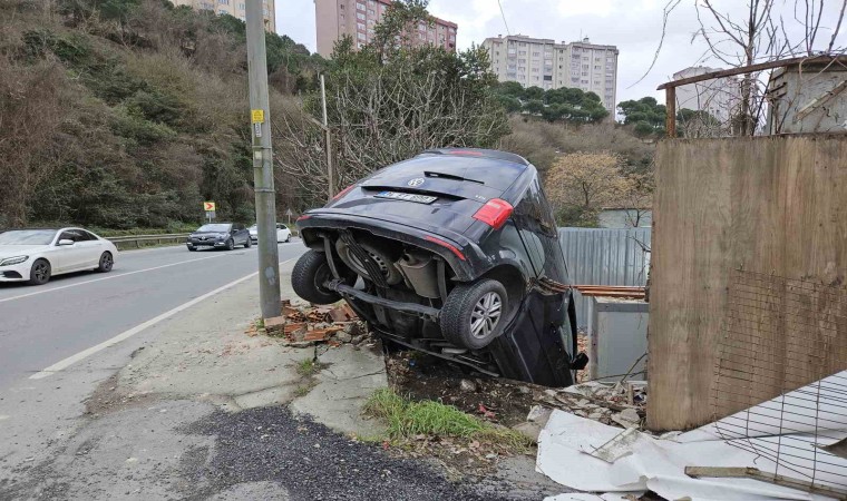 Sarıyerde yoldan çıkan araç inşaat alanının duvarında asılı kaldı: O anlar kamerada