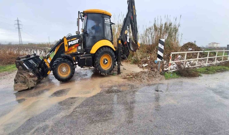 Saruhalıda sulama kanalları ve derelere anında müdahale