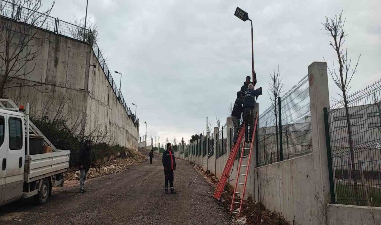 Şehir Hastanesi bağlantı yolu güneş enerjisi ile aydınlatılıyor