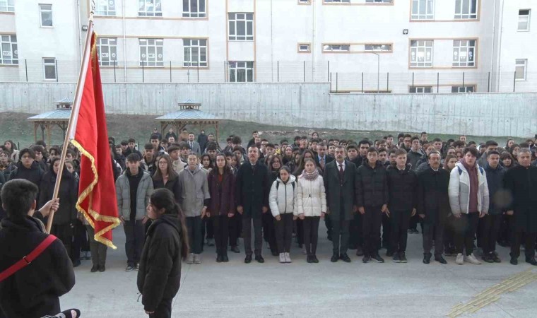 Şehitler için okullarda bir dakikalık saygı duruşunda bulunuldu