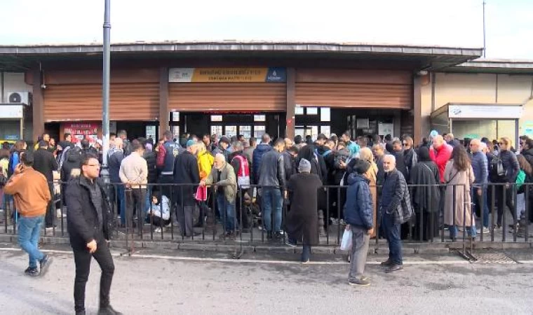 Şehitler ve Filistin’e destek yürüyüşü sonrası Eminönü İskelesi’nde yoğunluk