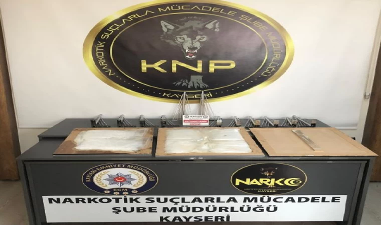 Sehpalardan 2 kilo uyuşturucu çıktı