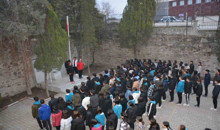 Selendide şehitlere saygı duruşuna Kaymakam Okumuş da katıldı