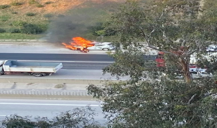 Seyir halinde motoru tutuşan otomobil, kullanılmaz hale geldi