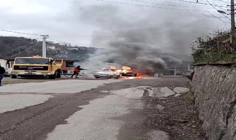 Seyir halindeki otomobil alev alev yandı