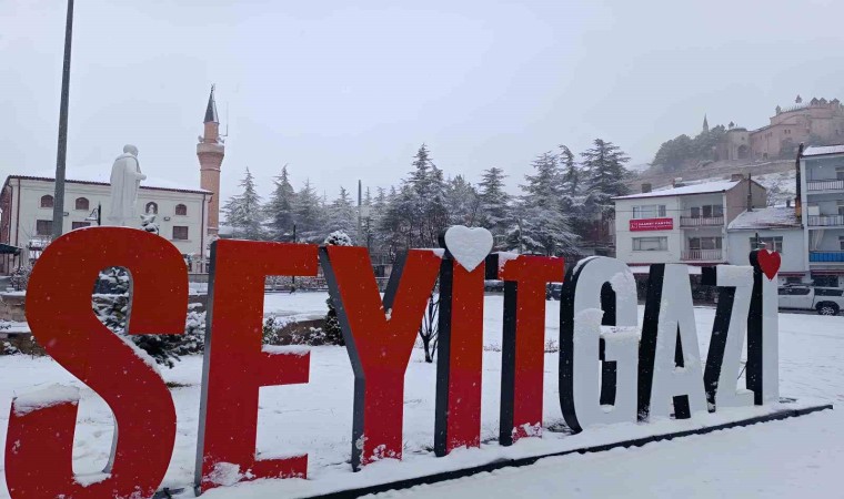 Seyitgazide kar yağışı sevinçle karşılandı