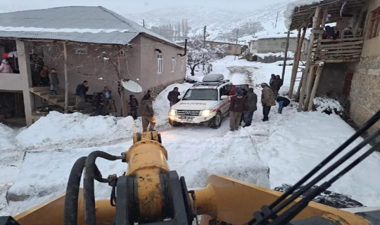 Siirt’te 2 hasta, kardan kapanan yolların açılmasıyla hastaneye ulaştırıldı