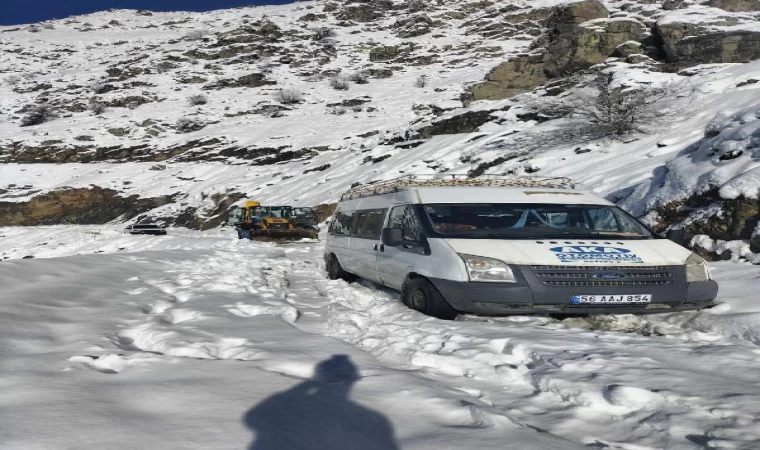 Siirt’te karda mahsur kalan minibüsteki 6 kişi kurtarıldı