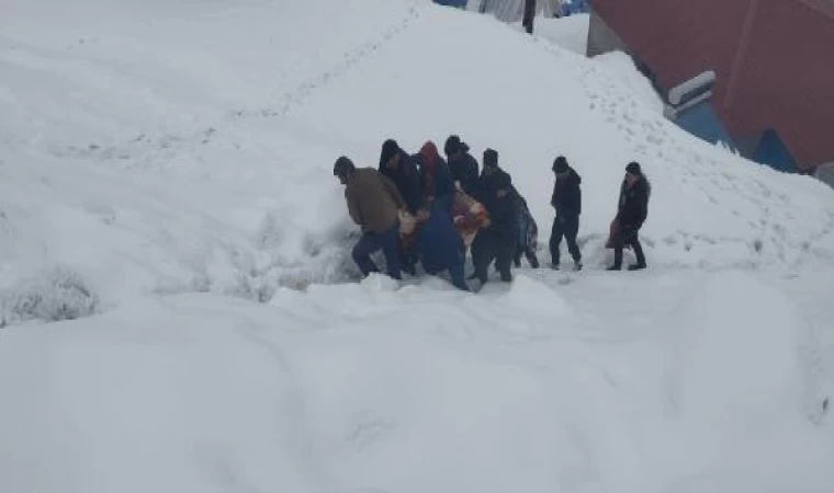 Siirt’te kardan kapalı yol 3 saatte açıldı, kalp hastası kadın hastaneye kaldırıldı