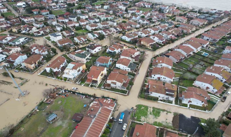 Silivride Altınorak Sitesini yine su bastı, yollar göle döndü