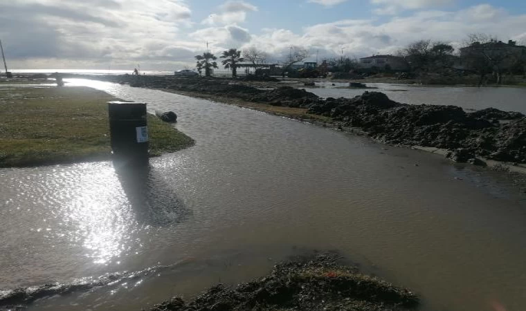 Silivri’de sağanak yağış; sahil şeridini su bastı