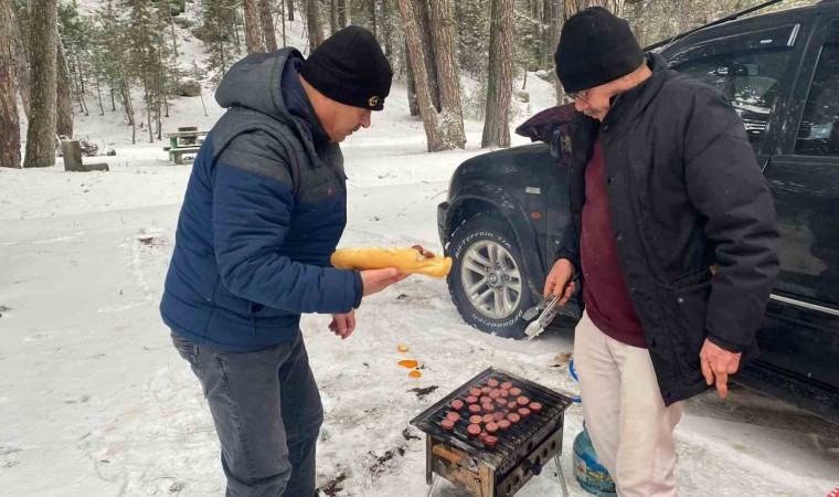 Simav Gölcük Yaylasında karda mangal keyfi