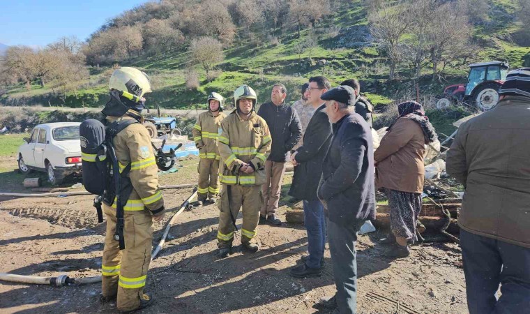 Sındırgıda elektrik kontağı yüzünden çıkan yangın bir evi kül etti