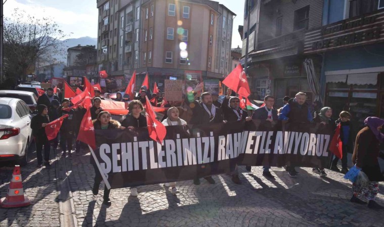 Sındırgıda Şehitlere Saygı ve Gazze İçin acil ateşkes yürüyüşü gerçekleştirildi