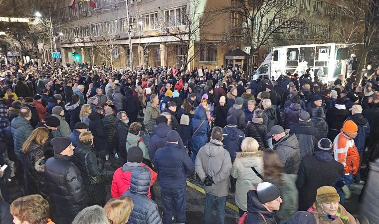 Sırbistanda muhalefet erken genel ve yerel seçimlerin iptali için yeniden sokağa indi