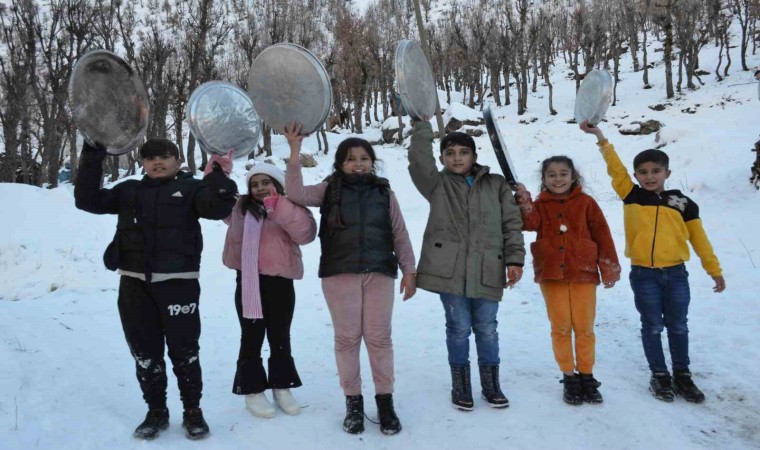 Şırnakta çocuklar leğenle kaymanın keyfini çıkardı