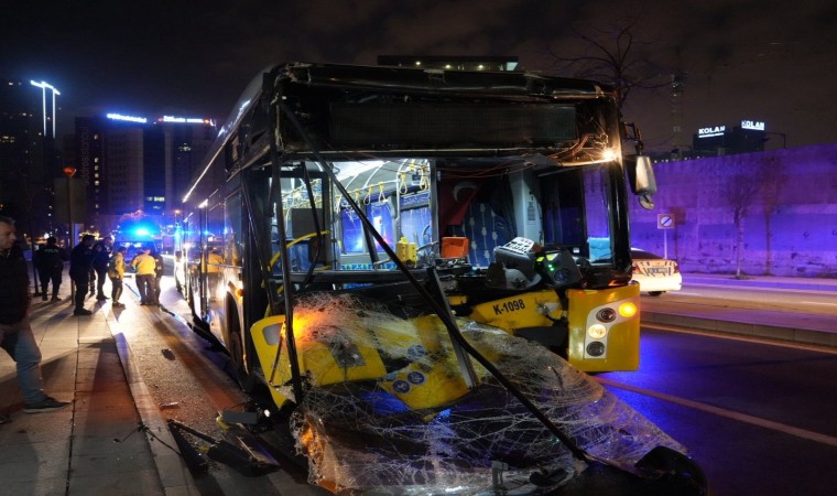 Şişlide İETT otobüsü park halindeki hafriyat kamyonuna çarptı: 9 yaralı