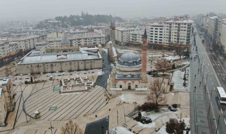 Sivas kara hasret kaldı, az da olsa yağan kar güzel görüntüler oluşturdu