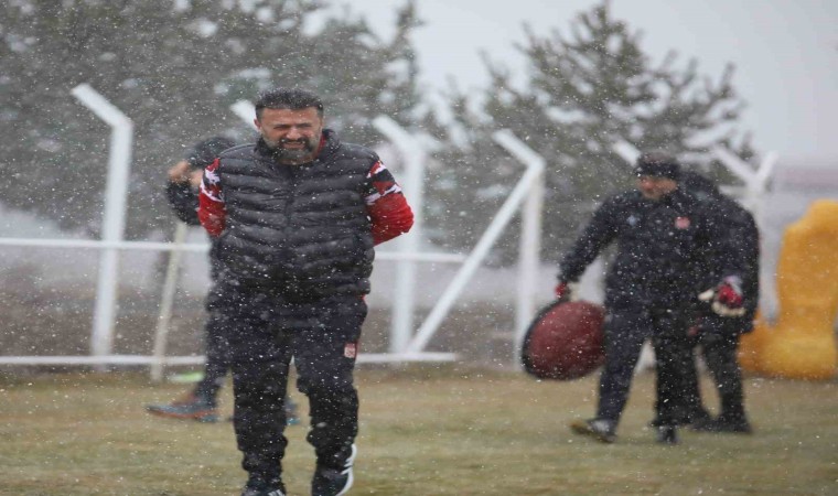 Sivasspor kar altında çalıştı